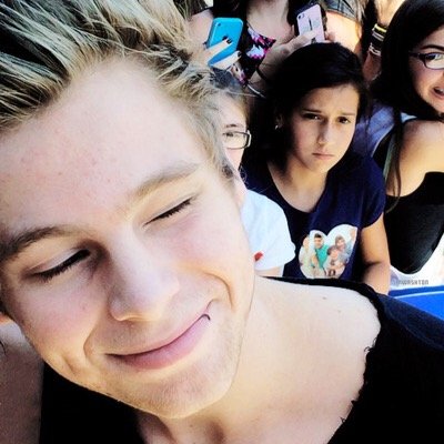 Luke just wants you to smile :) love, @hightidehes
