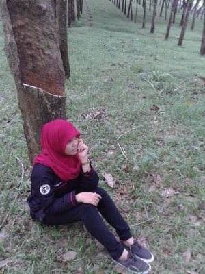 jangan yakinkan diri bahwa dia menyukaimu hanya karna dia bersikap manis pada mu, terkadang kamu hanya sebuah pilihan ketika dia bosan...