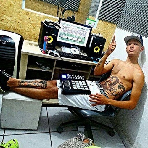 Dj do Mc Daan Qzs = Vídeo Clipe KONDZILLA http://t.co/5EImSl7ull

Contrate= (11) 9-57561615 (Jefferson)