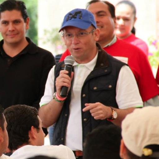 Espiritual, alegre, comprometido con Michoacán y sobre todo con su gente. Disfrutando vivir.
Comprometido con el servicio a México