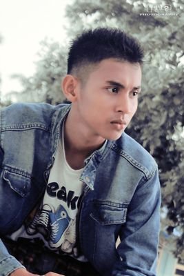 12Oktober1997 . pendidikan itu yang utama (y) . Gapai lah cita mu setingginya :) , maka masa depanmu akan CERAH !!