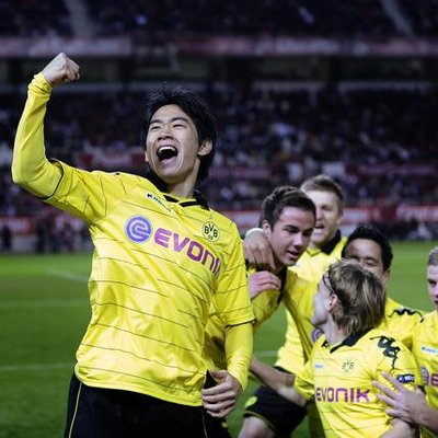 海外サッカー日本人選手速報 サッカー の試合でボールを追跡するはずのaiカメラ 審判のスキンヘッドを追いかけ生配信 T Co Xkrr9fgzxn