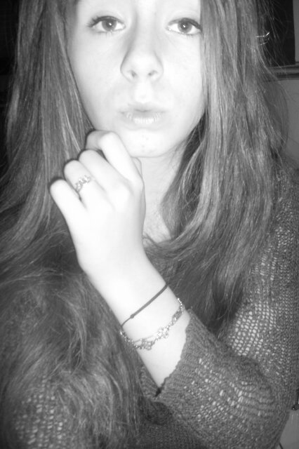 Niledyla's profile picture. '' T'attache pas trop à moi tu pourrais tomber amoureux ''