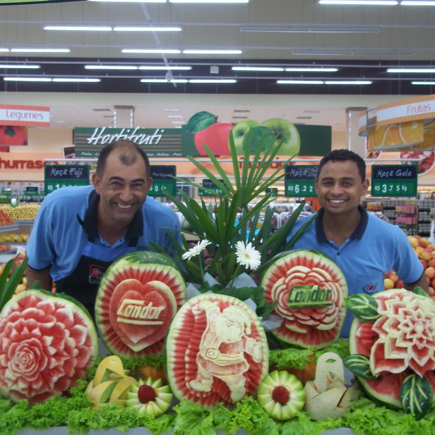 Treinamento para funcionários de hortifruti, esculturas em frutas e inauguração de lojas. Facebook. com/diego.edson.77