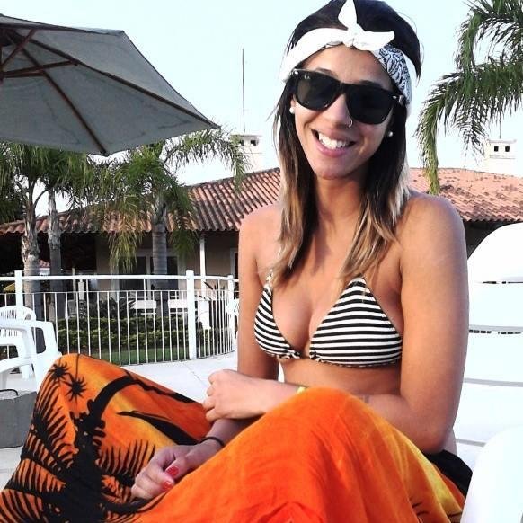 25 anos,Gaúcha,Cânceriana, Colorada ♥,  dona da M. Bonita Acessorios, amo praia, sol,mar e pessoas simples sem frescura!!