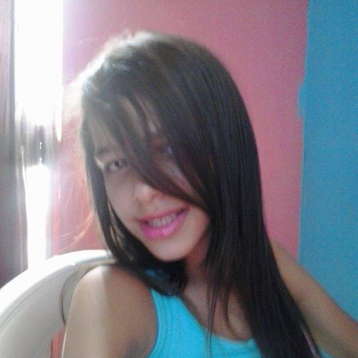 sou morena, cabelos castanhos, olhos pretos.
