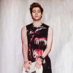 I love 5SOS, Union J, One Direction, The Wanted and Little Mix and would love it if you followed me xxxxx