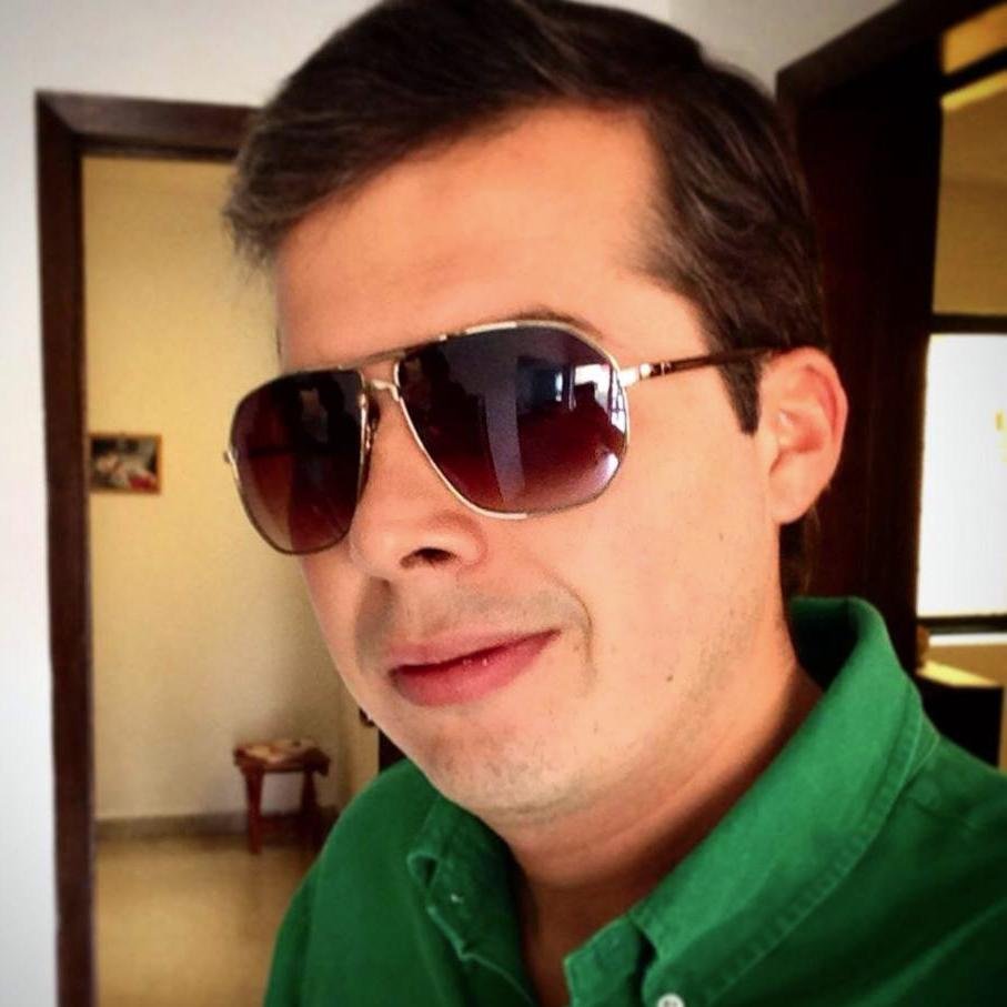 Diseñador Gráfico, egresado de la UVM Campus Qro, creativo y entusiasta, productivo en el trabajo individual o en equipo, motivado por conseguir metas...