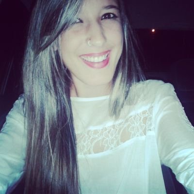 Chata, alegre,tímida, mimada, infantil,  irônica, e ciumenta. Eu posso ser tudo isso mais ainda tenho um coração do tamanho do mundo !