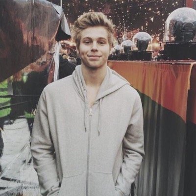 free follow from @5SOSspanking so please go follow and you will get a follow back