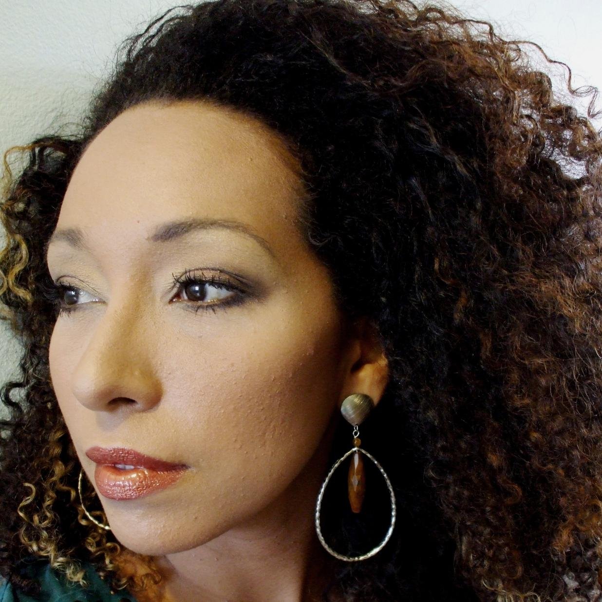 Especialista del Arte de Buen Vestir, Diseñadora de Joyería y Mentora de Talentos Emergentes en Industria de la Moda. Autentica y genuina como mis ¡rizos!