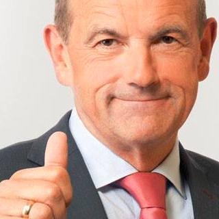 Były poseł. Wykładowca akademicki. Kociarz i psiarz. Dziadek. Cyklista: