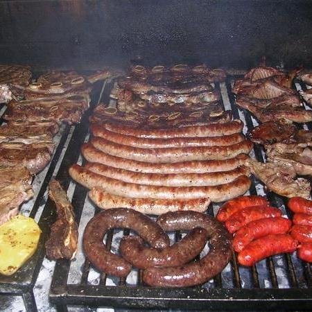 Botifarres, costelles, pollastre, panxeta, xoriços i encara més.