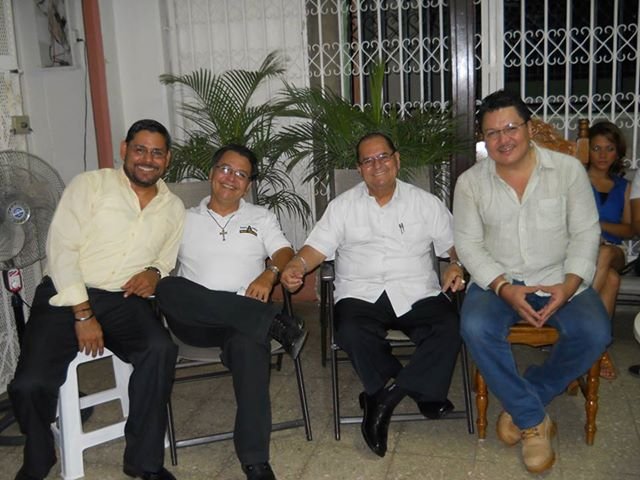 Soy nicaragüense,  consultor con especialidad en empresas en alto riesgo de quiebre. La mejor forma de convivencia es la No injerencia  y  la solidaridad.