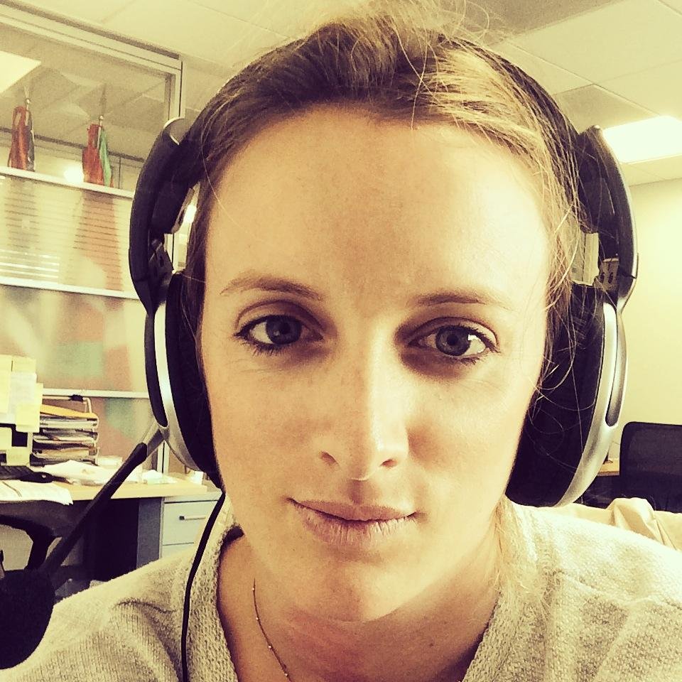 Bilingual twitterer trying to figure out in which language she thinks.