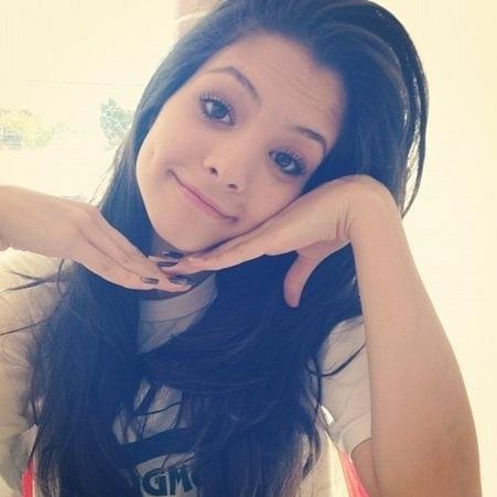 Elα é perfeitα, mαs tem inúmeros defeitos.
Elα fαlα αlto, gritα, dá gαrgαlhαdαs, mas se fαz de tímidα.
Elα é sαntα, mαs sabe provocαr ★
웃