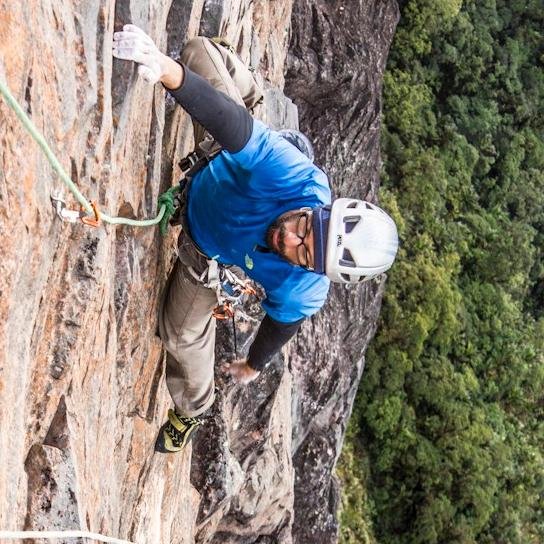 Biólogo y escalador. Especializado en fisiología del ejercicio. Apasionado por las grandes paredes de roca y por el fenómeno de la vida en movimiento.