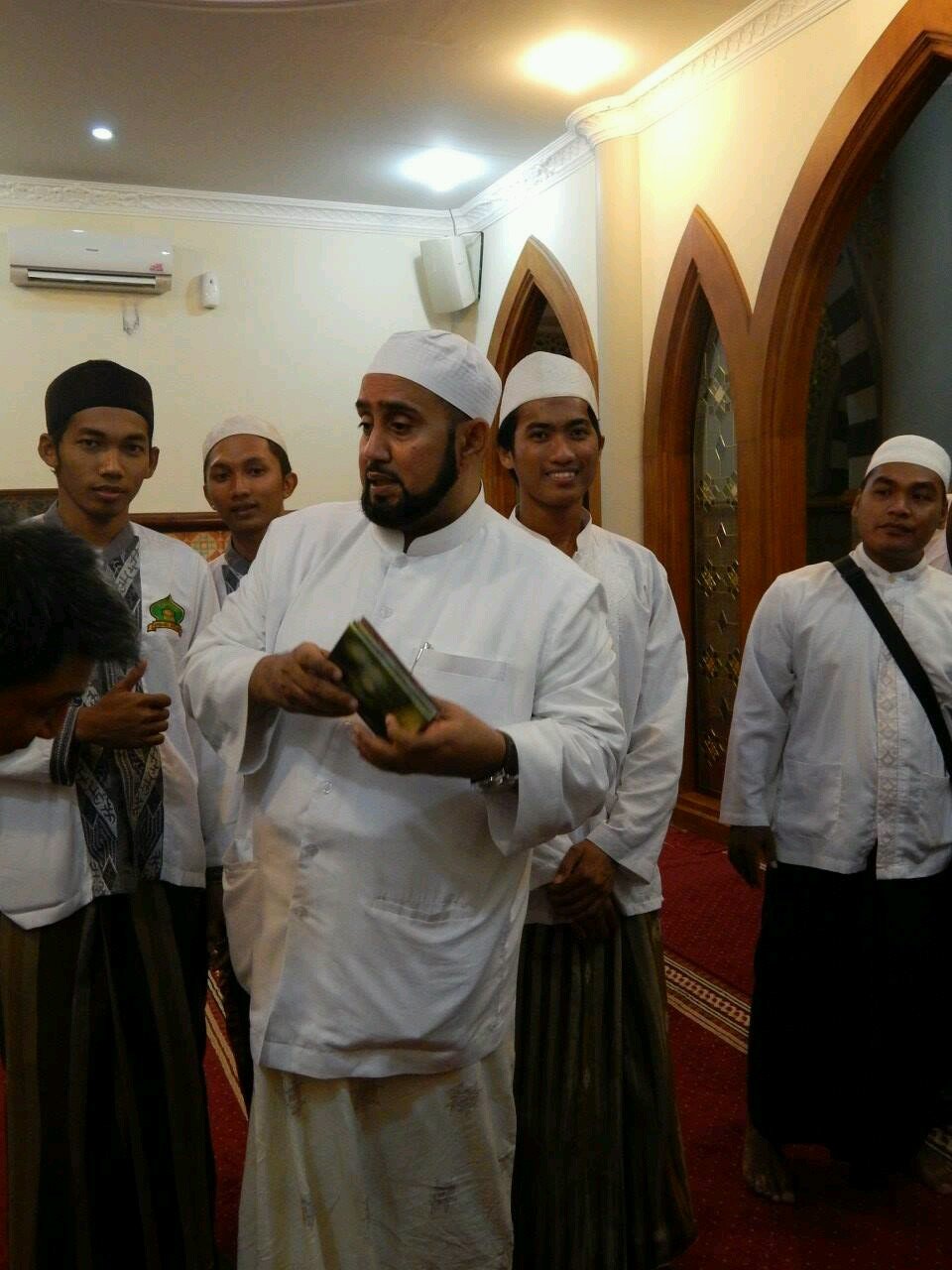 Berjalan untuk bercanda tawa, tetapi tak melupakan untuk membahagiakan kedua orang tua