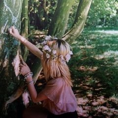 È come se stessi in un altro mondo, in una vita che non sia la mia aspettando di svegliarmi da quest'incubo.