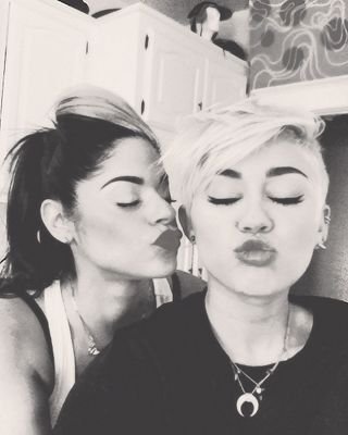 Deus criou a miley, satanás trouxe pra minha vida.