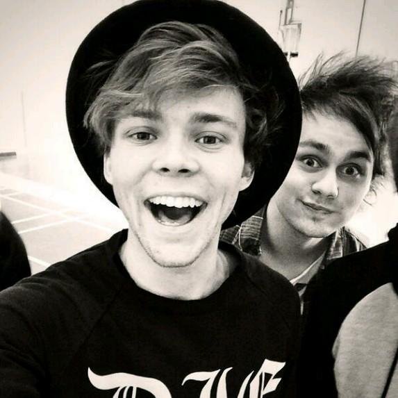 5soswastaken_'s profile picture. #vote5sos