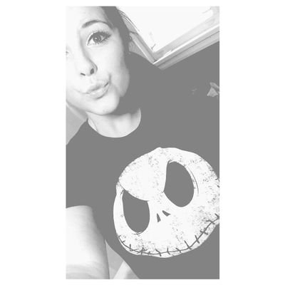 I hate everyone, and im a bitch, but ya know follow me (;♡
