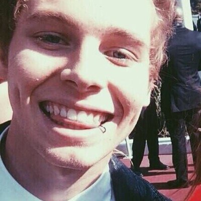 RT MY LAST RT AND VOTE FOR 5SOS❤️