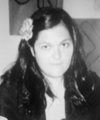 Esposa, madre, maestra vocacional si eso aún significa algo, soñadora, empezando a nacer....