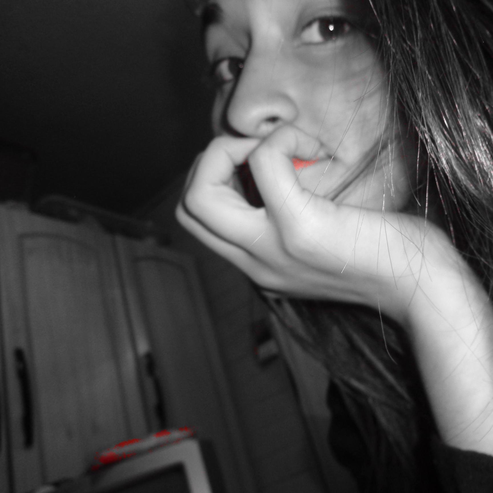 Hay veces que olvido como ser feliz, pero si recuerdo como fingir esta sonrisa, -me gusta conocer gente-