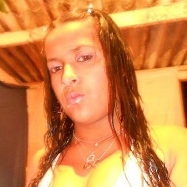 eu sou uma mulher estrovertida e adoro pasear em ar livre adoro um cinema ir au shoop ....