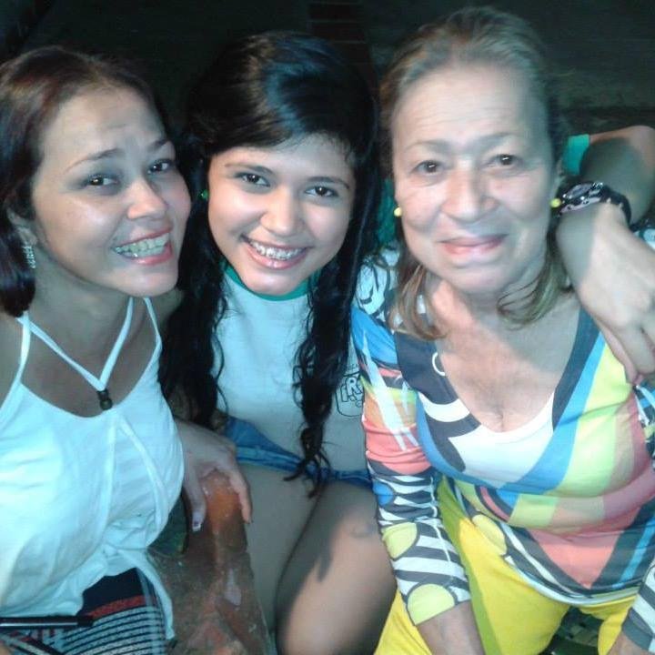 -Me encanta tener unión con mi familia tener contacto con los actores, y 
cantante:3