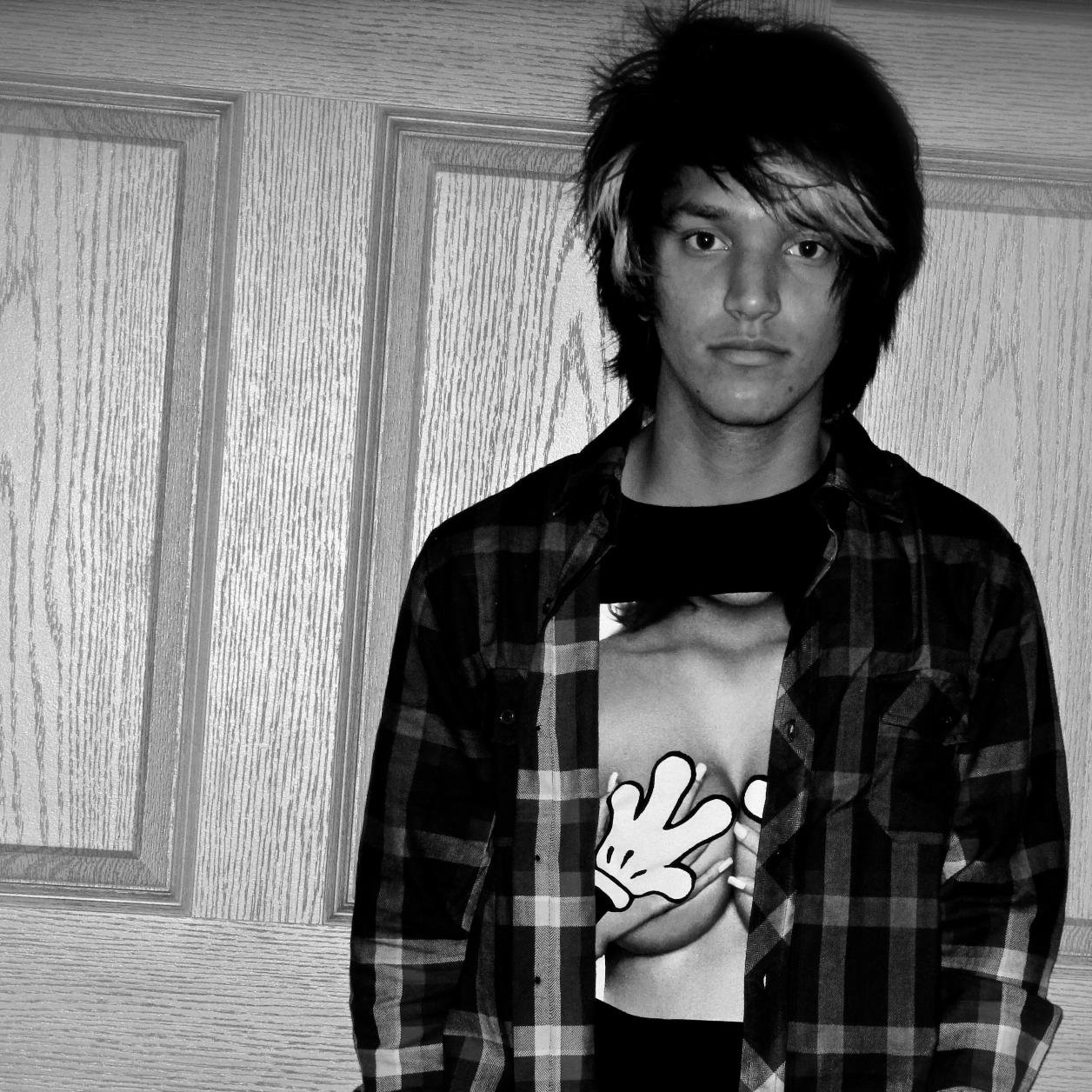 mixedhairpoof's profile picture. my name is matt imma cool cat i like to skate and masturbate