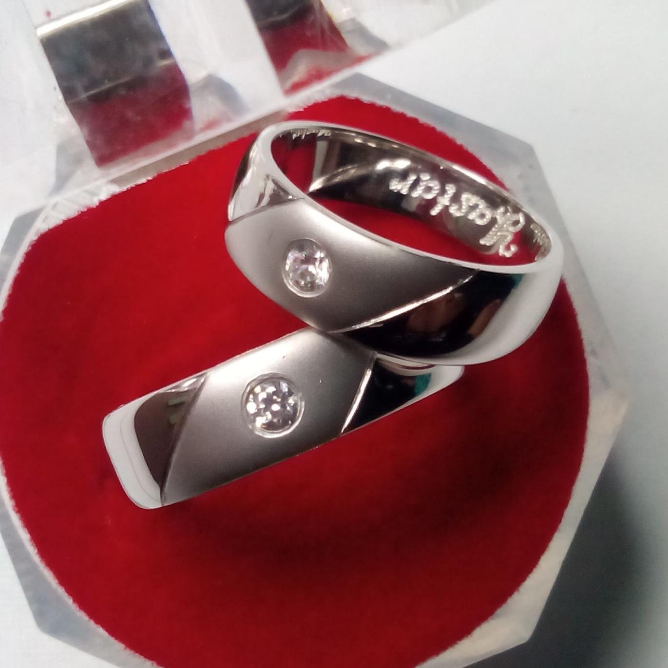 Menyediakan bermacam-macam cincin tunangan | kawin | couple. Model menarik. Bahan Silver, Paladium, Emas. Pin BB : 24E23E43 WhatsApp : 089649079013