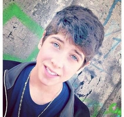 me gustan las chicas y me gusta justin bibber 100%belive boy :)
