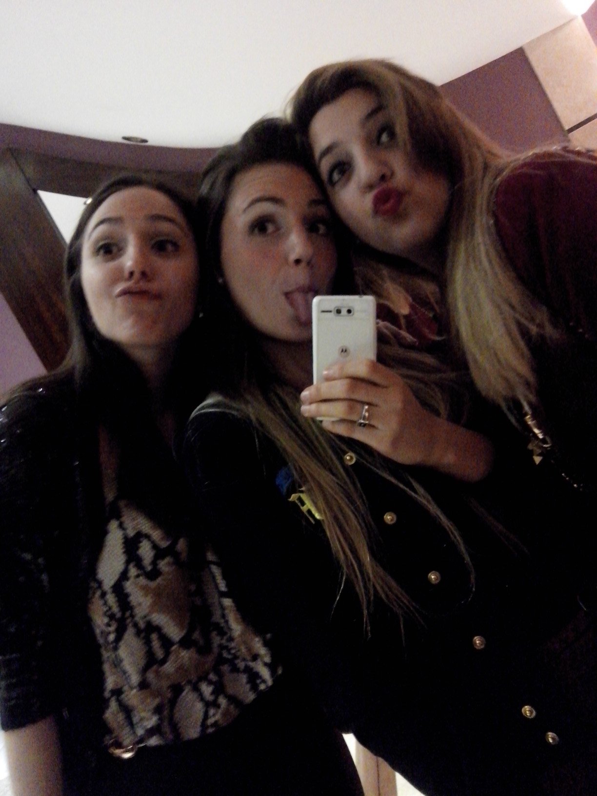 Valeriarost's profile picture. A head full of fears has no space for dreams// Comenzará cuando creas que todo ha terminado \\ Toma un rayo de sol y hazlo volar donde reine la noche