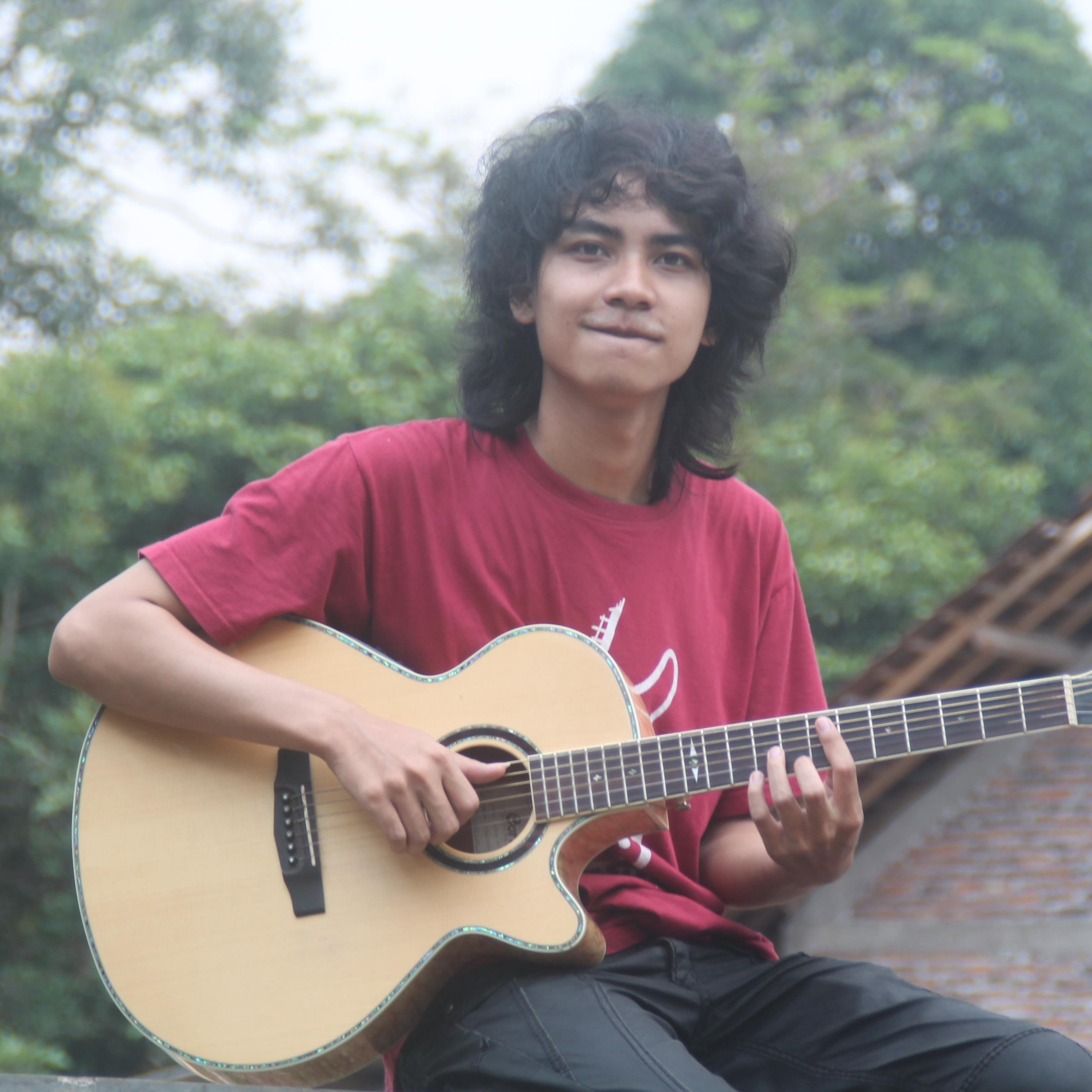 Seni Musik Unnes 2010,
vocal+guitar on Delta Band,
Anak desa yang merantau ke kota,,, buat @hiikmaah20 I ♥ U
