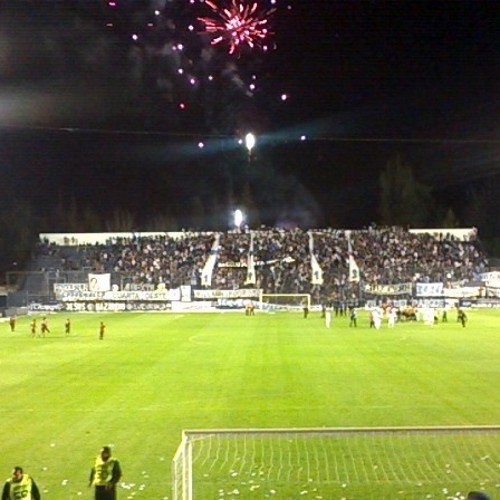 Una linda gitana tiro las cartas y dijo que independiente sale campeón