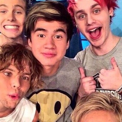 JUST A VOTING ACC FOLLOW MY MAINS WHICH IS @calums_smiles and @xxneelaxx