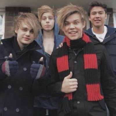 here to vote and that's it #vote5sos