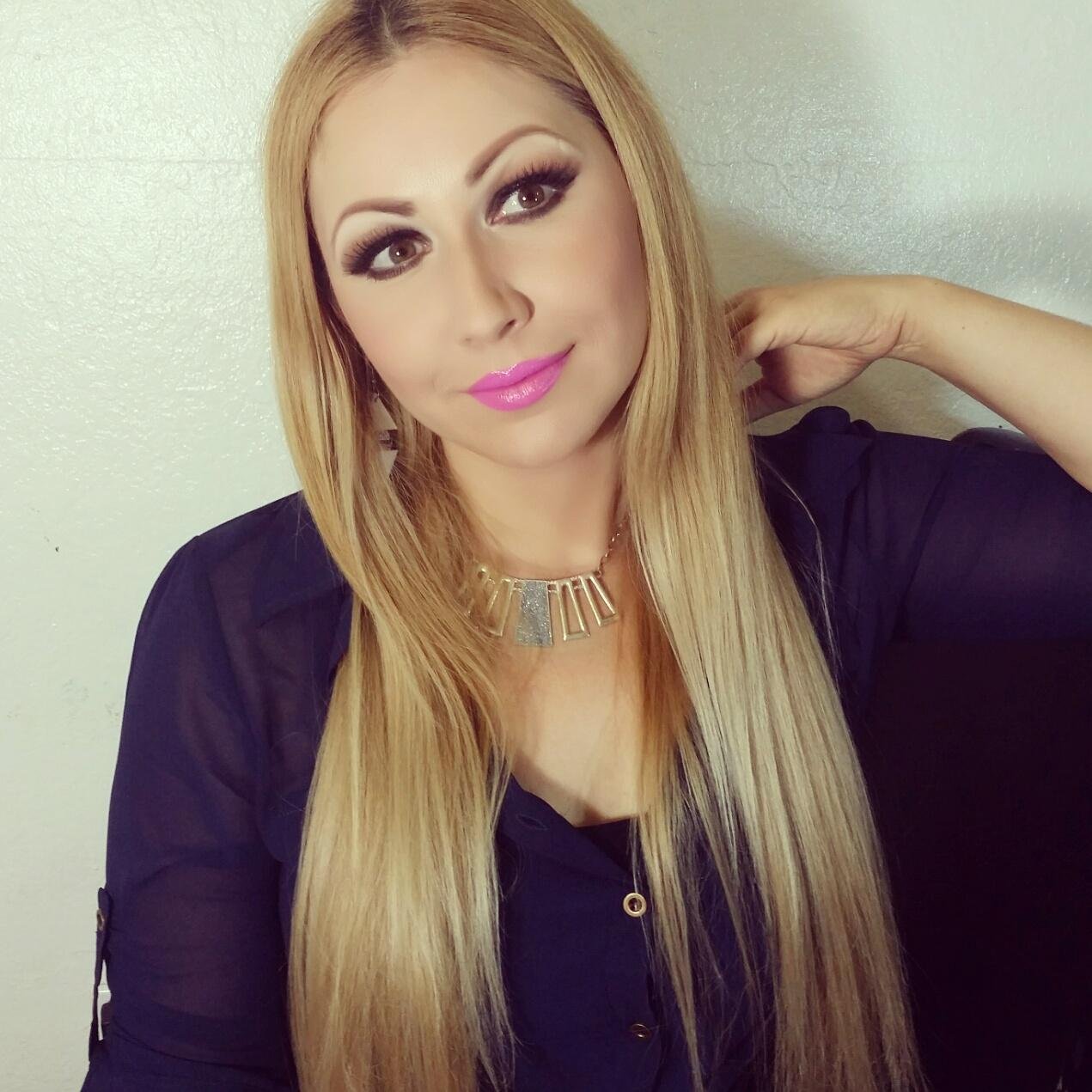 Guru de Peinados y maquillaje en YouTube. Tecnicas y Trukitos para siempre estar bellas, por fuera y por dentro.