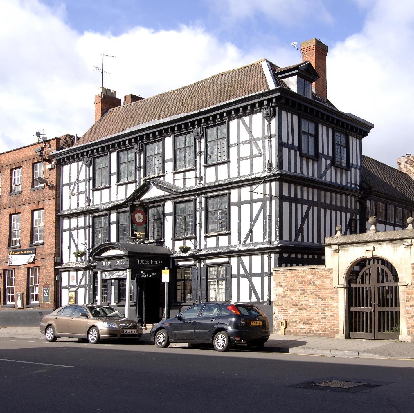 Tudor House Hotel in Tewkesbury is full of old world charm and character. Close to the world famous Abbey and other historic buildings.