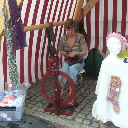 Mother to 4 grown up children. Knitter, spinner, yarn dyer and sometimes I like sewing and making jewels.