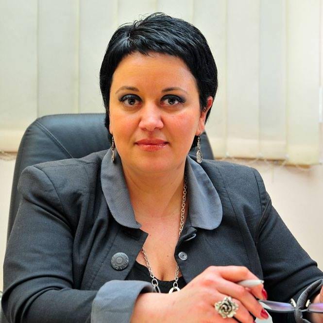 Adepta a principiului „Fa ceea ce iti place si nu vei mai fi nevoit sa muncesti vreodata!”,sunt pasionata de  profesie si increzatoare in viitorul acesteia!