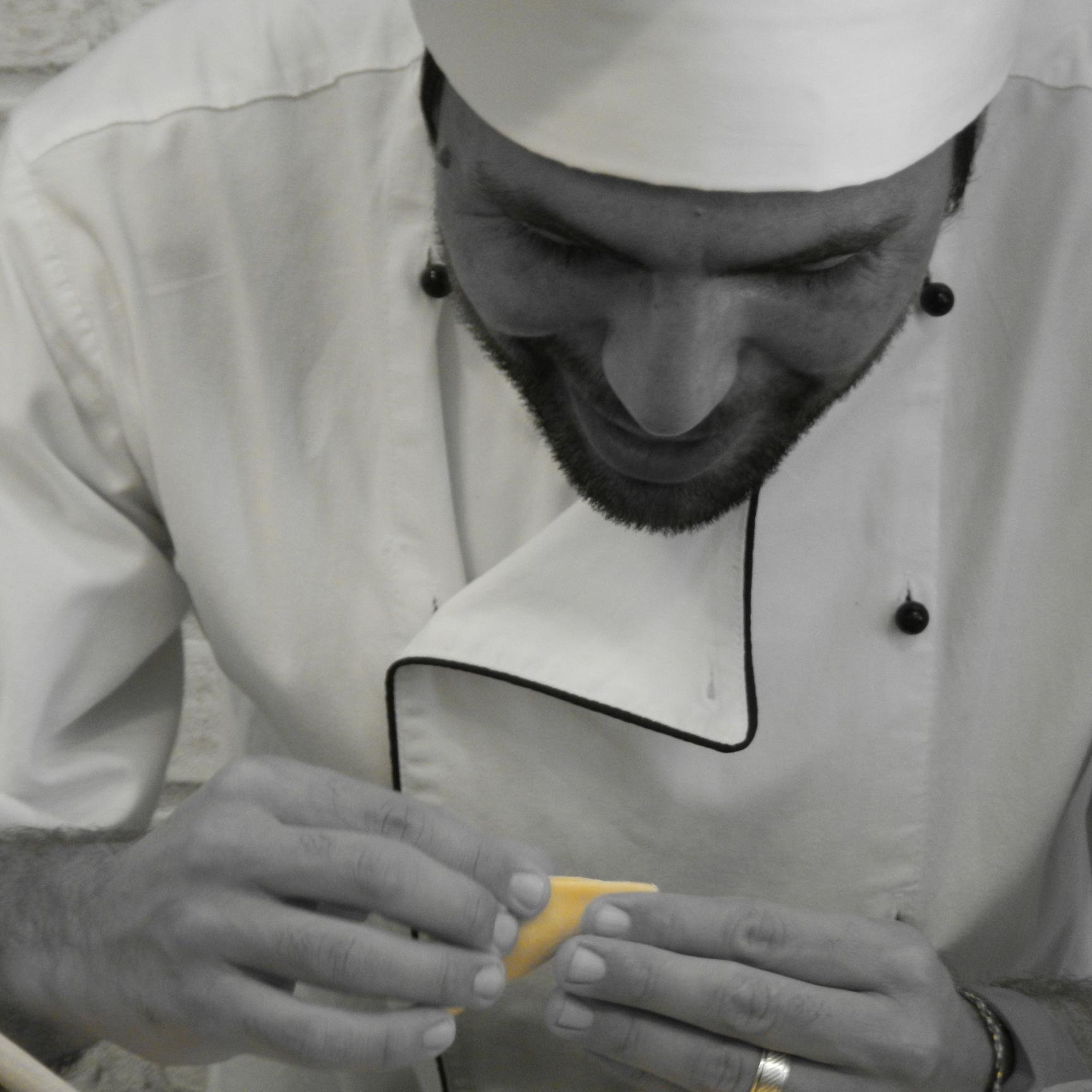 Scuola amatoriale di cucina creativa, pasticceria, cucina etnica, panificazione e ricette per celiaci. Si organizzano compleanni, show cooking e tanto altro.