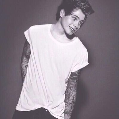 FREE FOLLOW :-) PLEASE FOLLOW @Aisha5sosAtlSws xx