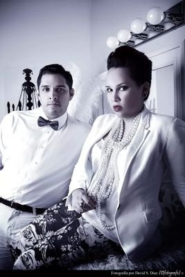 Dúo musical formado por Aura Sasso en la voz, oboe y Henry Anariba en la guitarra, piano y arreglos musicales. Contacto al +504 33962386