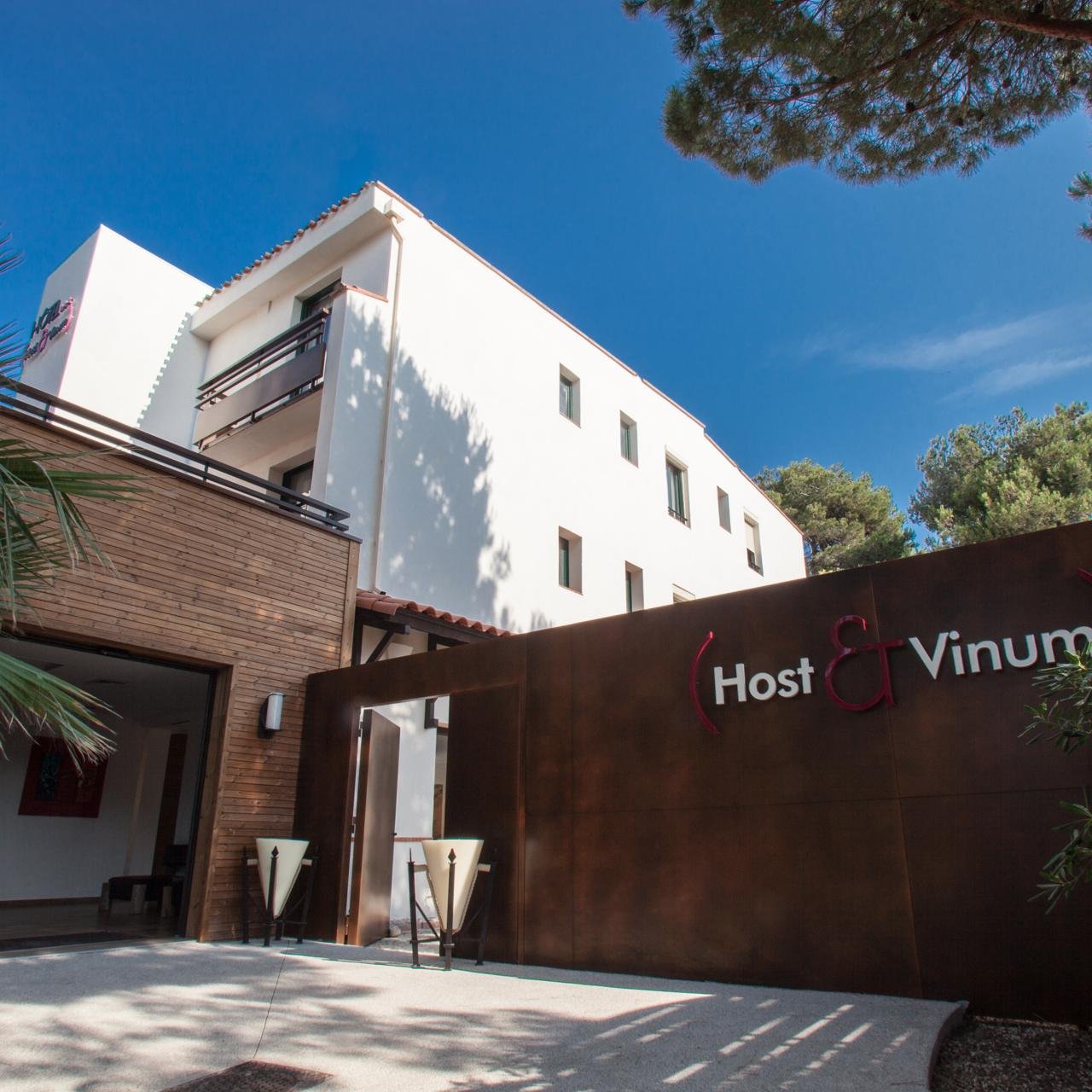 Hôtel et restaurant gastronomique Host et Vinum à Canet plage, hôtel de charme au centre de Canet plage, à deux pas de la plage avec piscine, parking