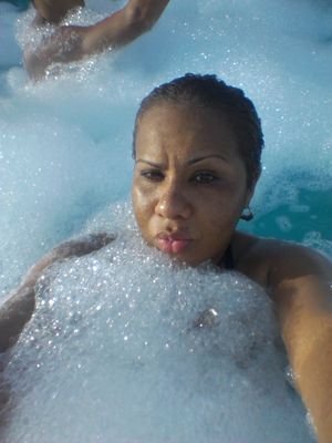 lesliejeshia's profile picture. 