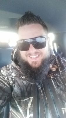 Im a baseball player. Im a duck hunter. I like peanut butter and Crown Royal. and Pizza. pizza is life. kik backwoods_1b