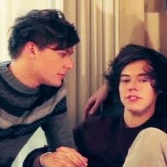 TE SIGO PQ QUERO VC BRILHANDO NO GRUPO DE LARRY SHIPPERS ♥